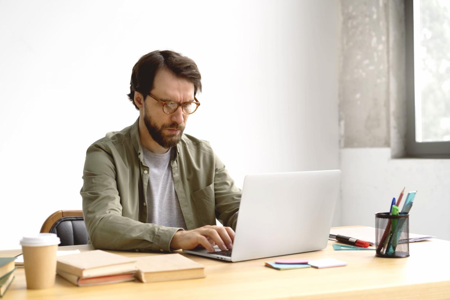 Sesja mentorska z analizą danych finansowych na ekranie